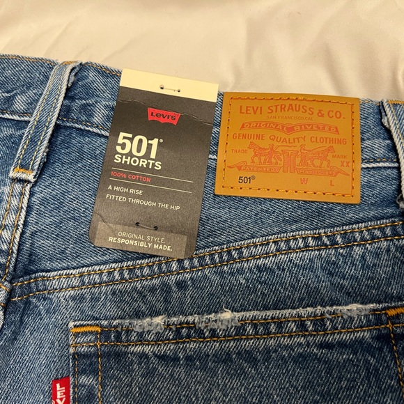 Levi’s 501 Shorts - High Rise, Fitted Through Hip - medium wash - Picture 6 of 10